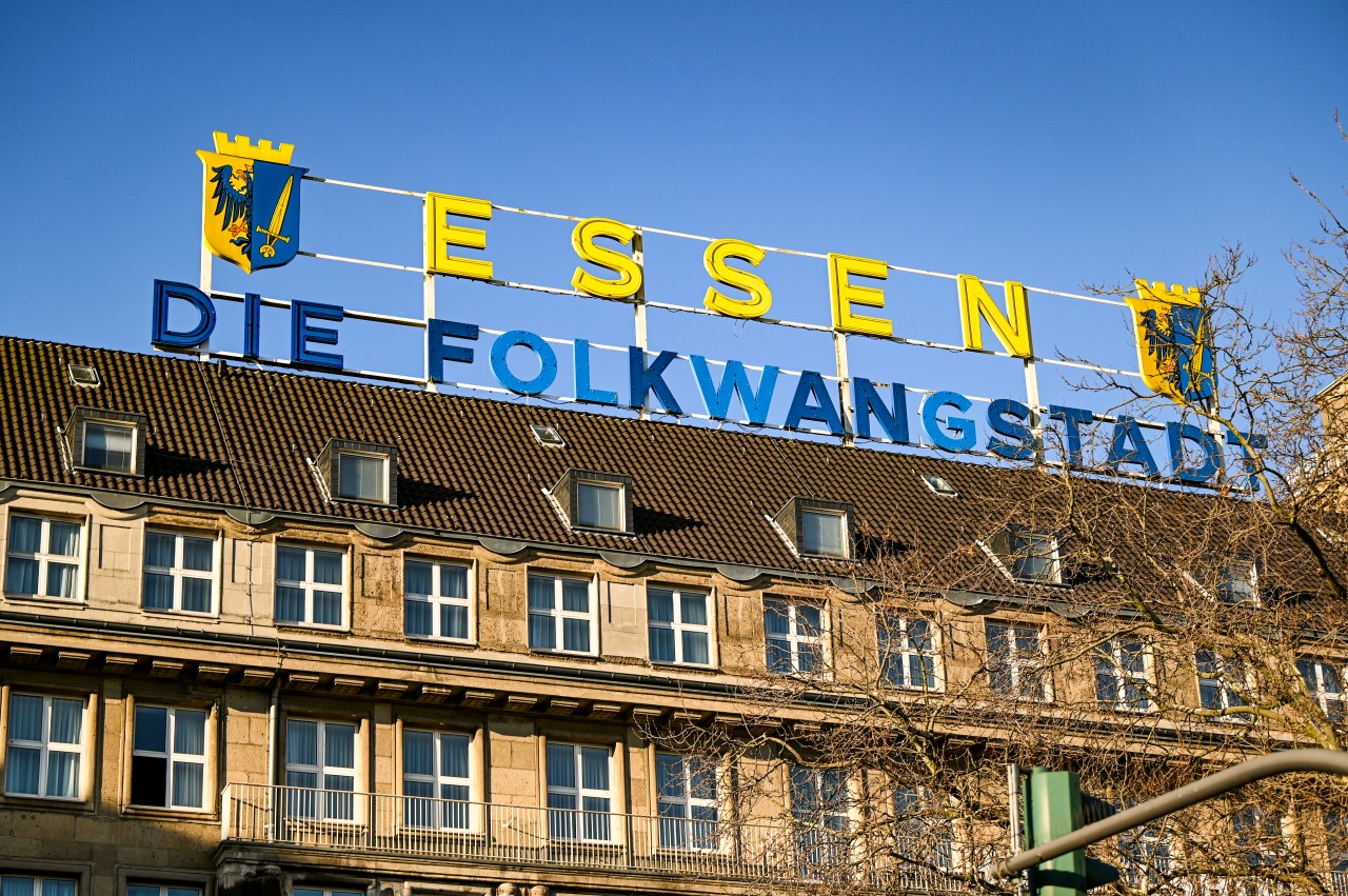 Beim Blick vom Bahngleis am Essen Hauptbahnhof fällt einer Frau ein merkwürdiges Detail auf.