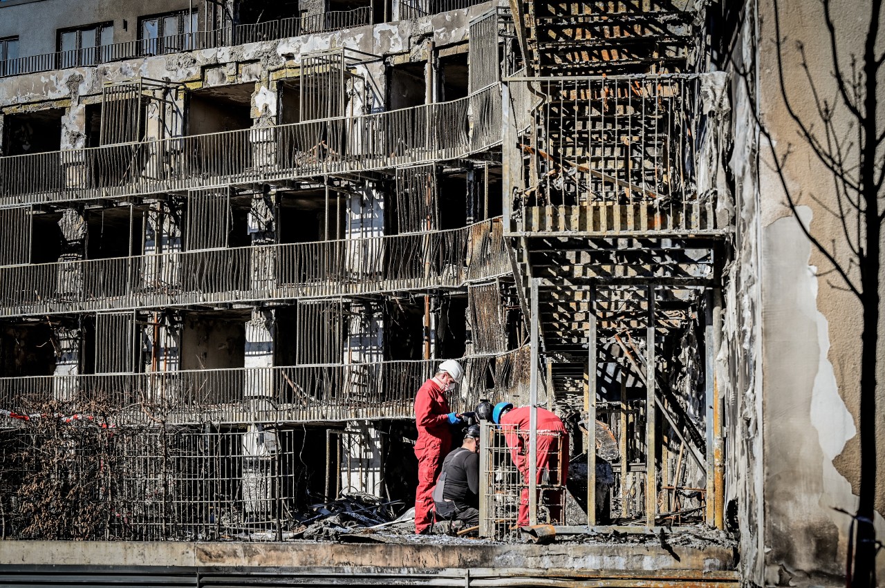 Brandermittler fotografieren einen Gasgrill auf einer Terasse des ausgebrannten Gebäudes in Essen. (Archivbild)