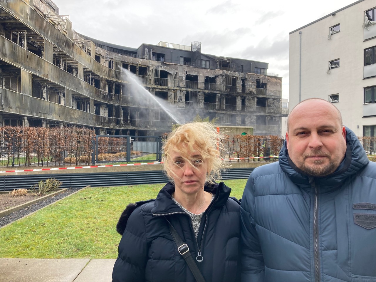 Essen: Das Ehepaar Erdesi wohnt gleich gegenüber von dem ausgebrannten Gebäudekomplex.