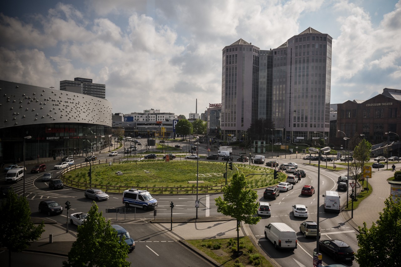 Essen: Auf dem Kreisverkehr am Berliner Platz entsteht bald ein ökologisches Dorf. Mit der Bezäunung des Rondells wurde bereits angefangen. 