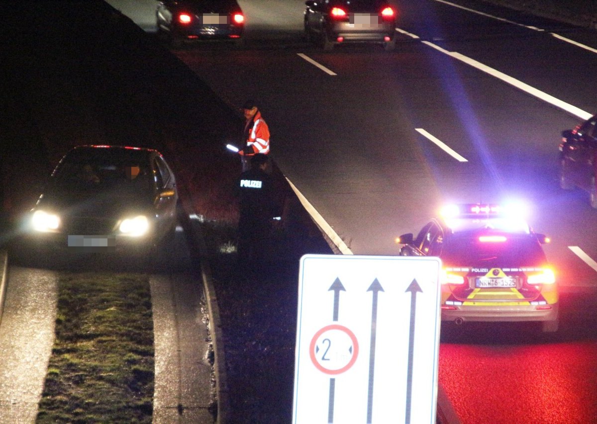 Essen A40 Auto in Busspur bearbeitet.jpg