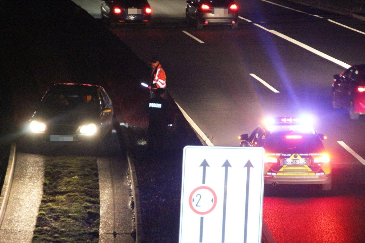 Essen A40 Auto in Busspur bearbeitet.jpg