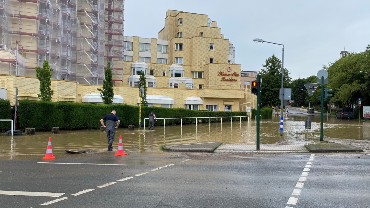 Essen: Wasserrohrbruch in Essen-Steele! Die Feuerwehr ist im Einsatz.