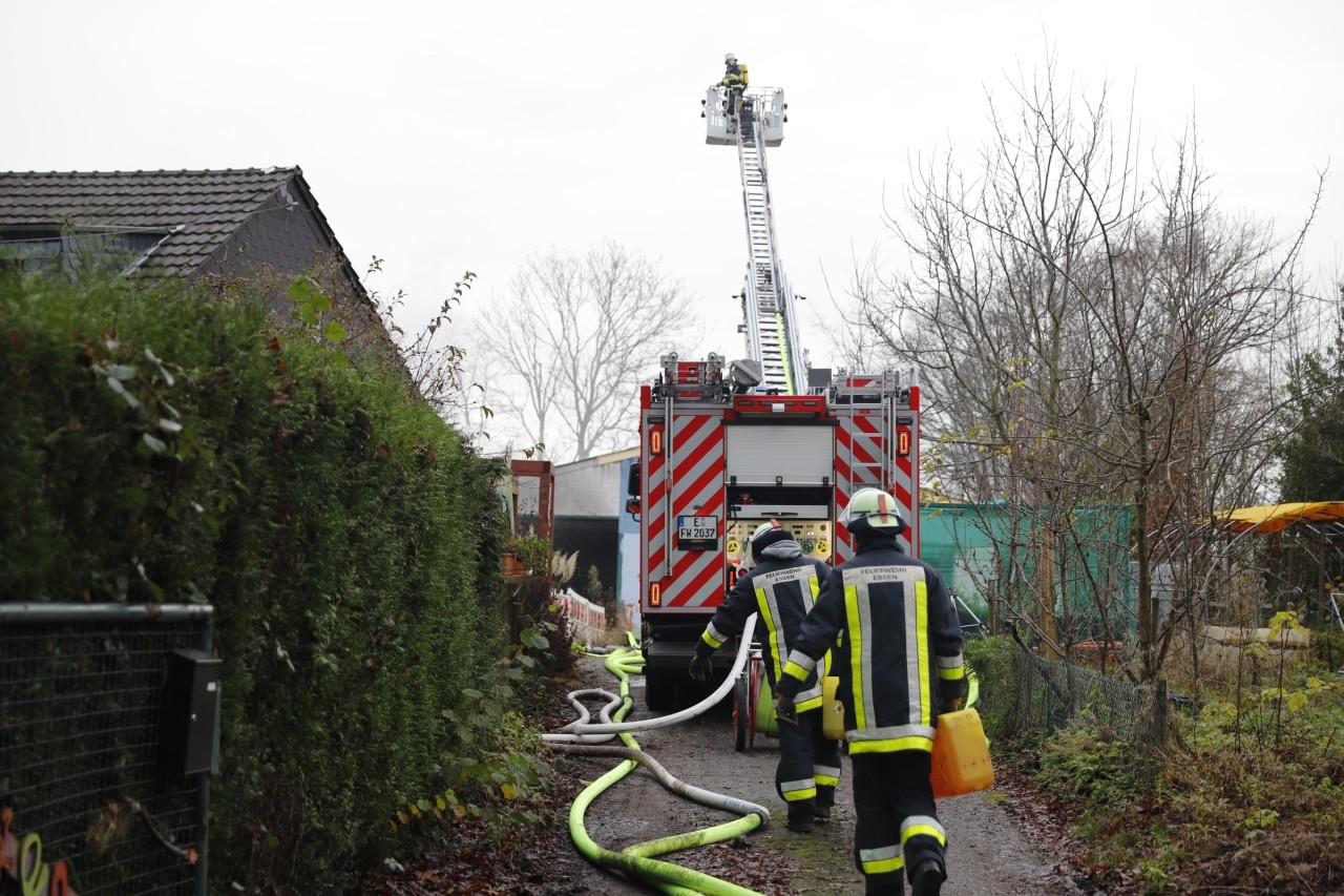 Die Feuerwehr Essen ist am Sonntag zu einem Brand auf einem Gehöft ausgerückt.