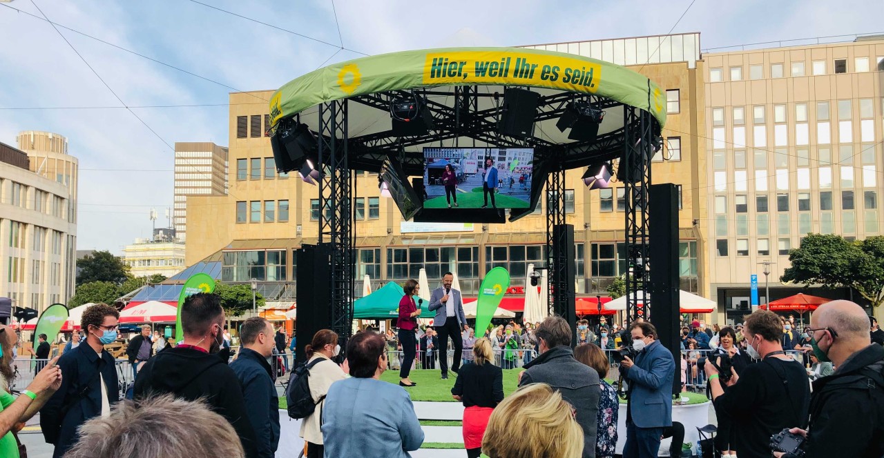 In Essen stellt sich der Co-Vorsitzende der Grünen, Robert Habeck, vor knapp 150 Menschen Rede und Antwort