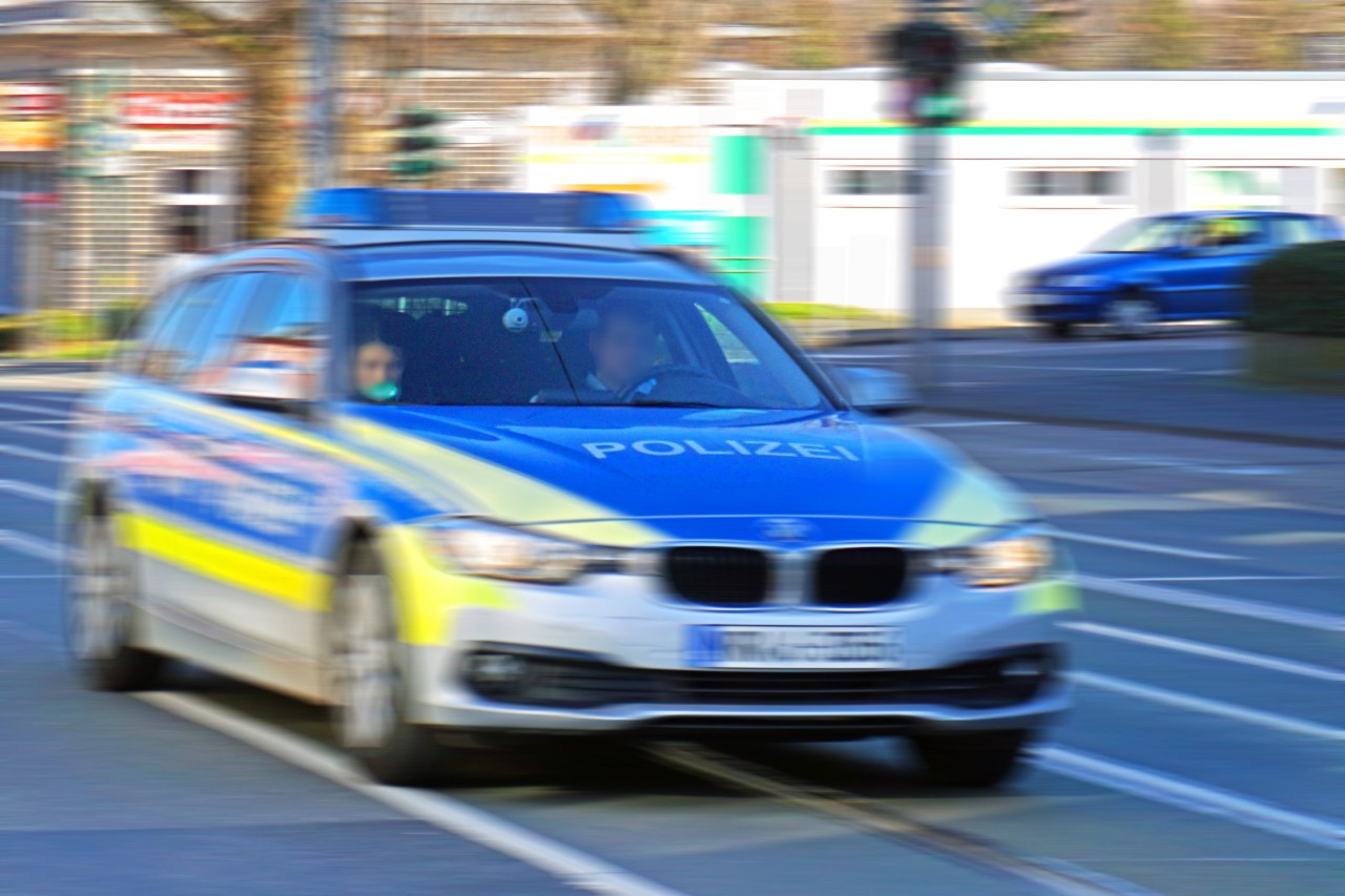 Gleich mehrere Einsatzkräfte mussten zu dem Tumult in Essen anrücken. (Symbolbild) 