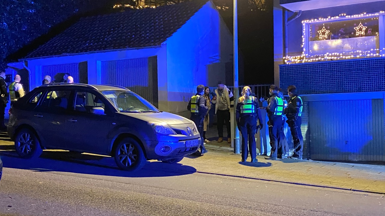 Polizisten mit einer der festgestellten Personen in Essen.