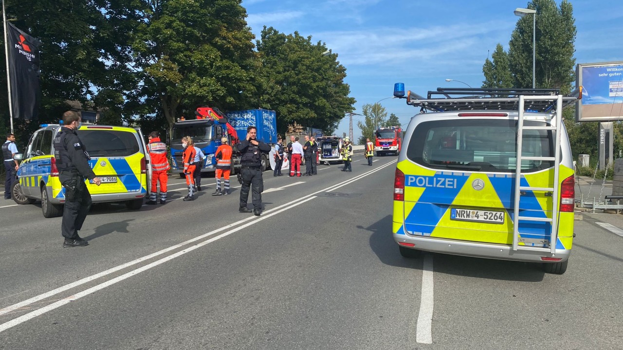 Essen: Die Polizei hat die Unfallstelle großräumig gesperrt. 