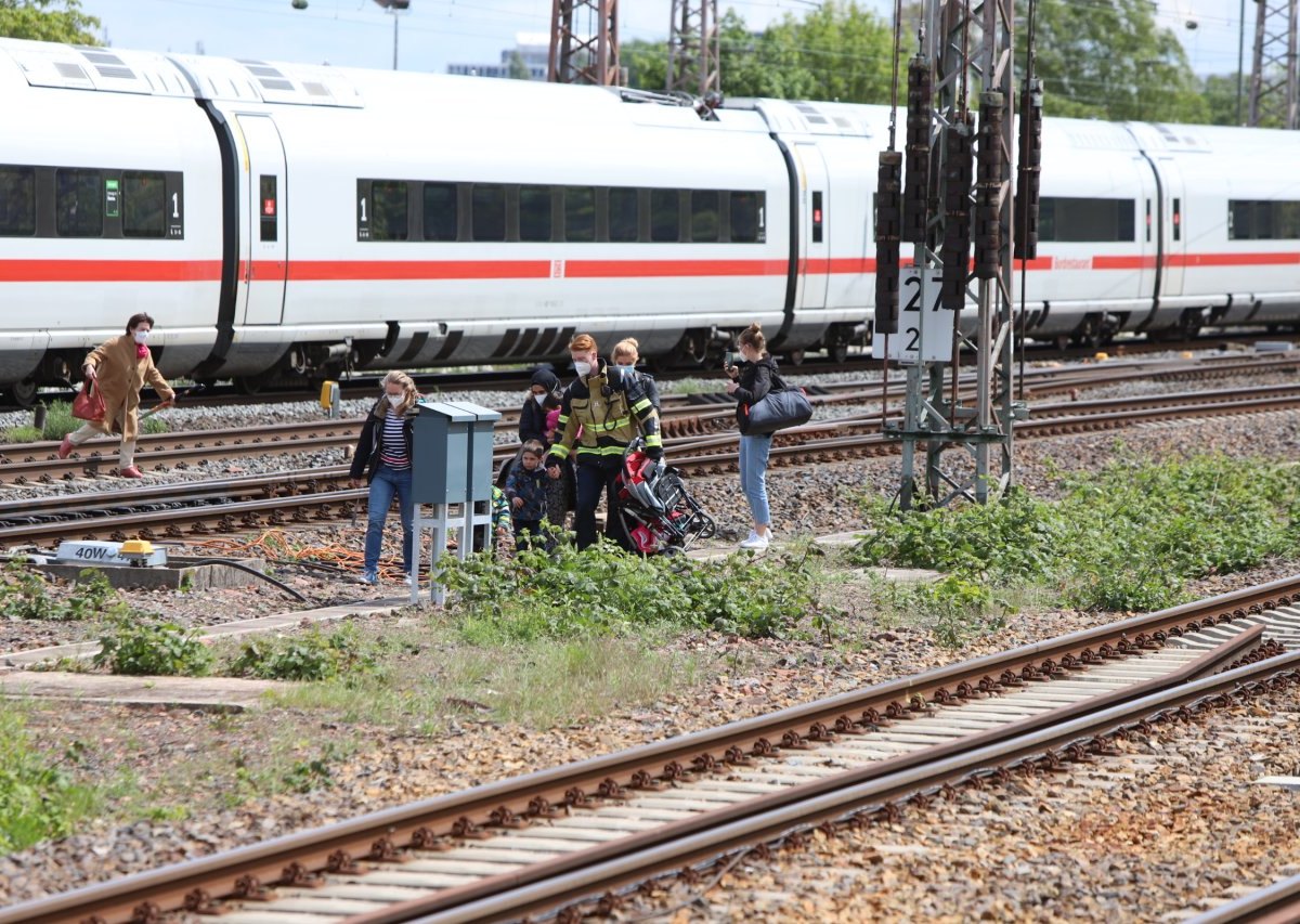 Essen_zug menschen.JPG