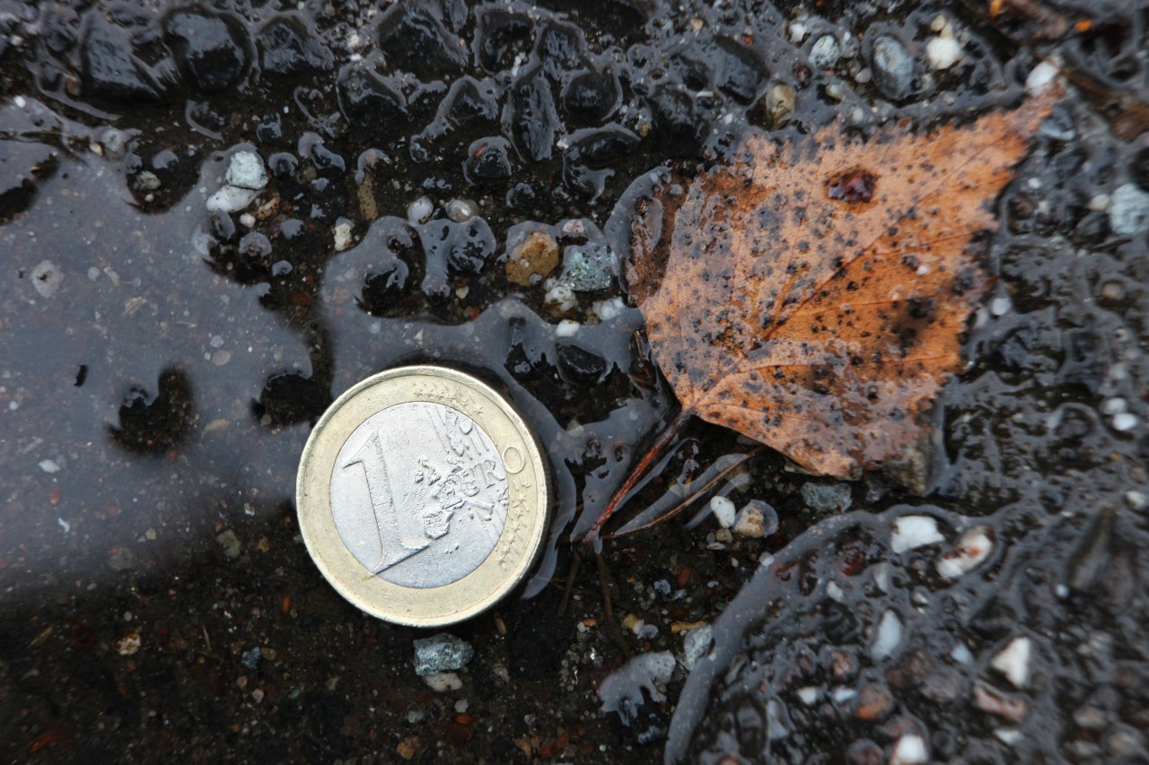 Wer Geld auf der Straße findet, muss aufpassen, dass er sich nicht strafbar macht, wenn er es einfach mitnimmt. (Symbolbild)