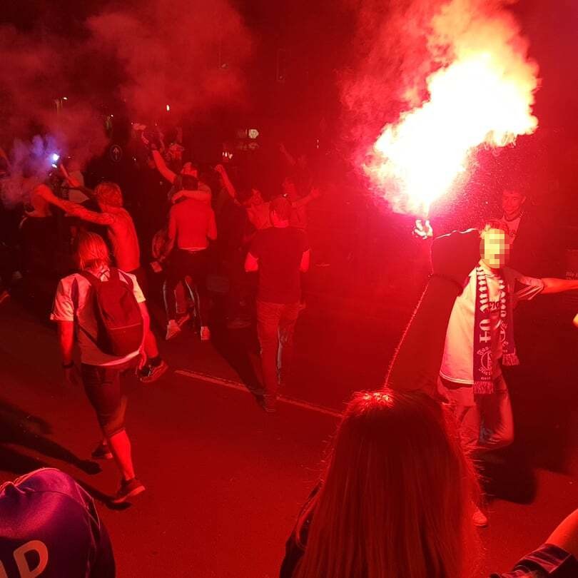 Wilde Aufstiegsparty auf den Straßen!