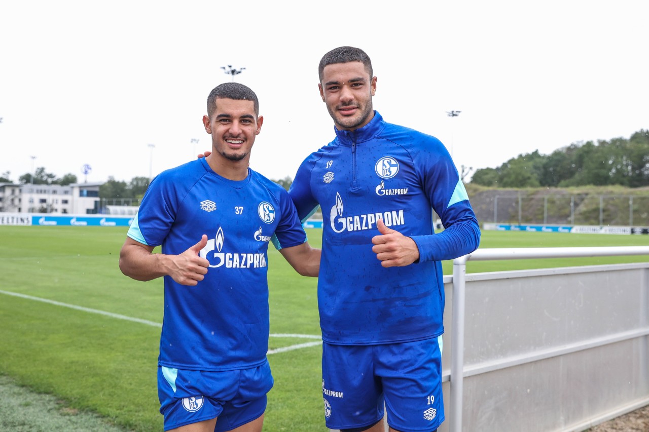 Levent Mercan (links) mit S04-Leispieler Ozan Kabak.