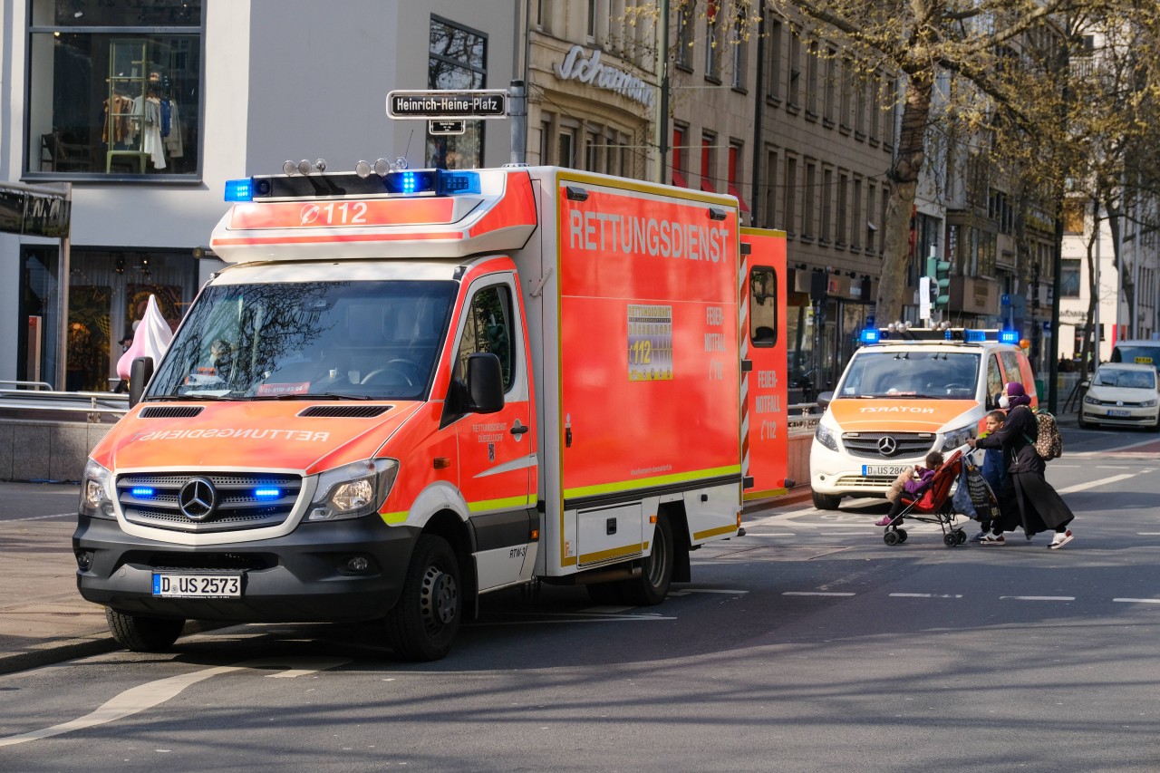 Die Feuerwehr Düsseldorf musste einen Mann von seinem eigenen Hausdach retten. (Symbolbild)