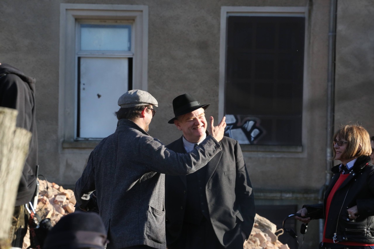 In Görlitz ein bekanntes Bild: Produzent und Schauspieler besprechen sich – hier Brendan Gleeson am Set.