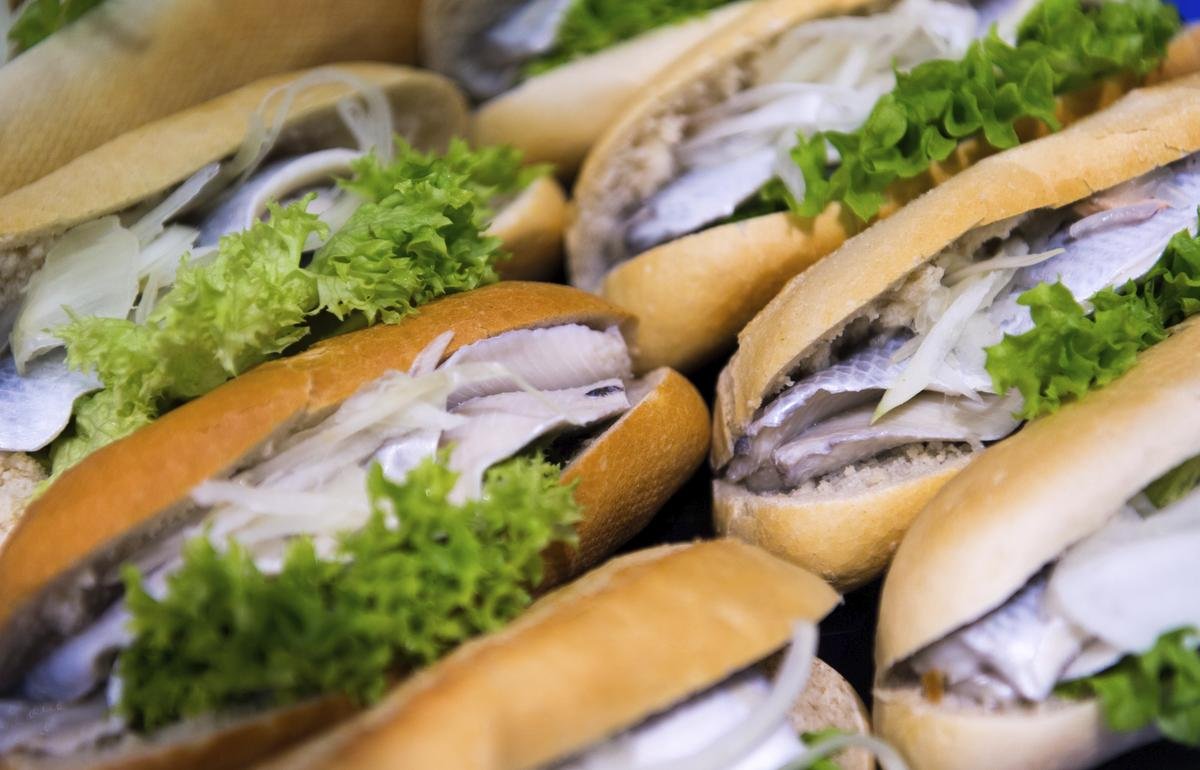 Fischbrötchen werden an einem Stand in der Halle von «Mecklenburg-Vorpommern» auf der Internationalen Grünen Woche zum Verkauf angeboten. Ob Matjes, Backfisch, Lachs oder Krabben: Das Fischbrötchen ist im Norden so beliebt, dass ihm am 7. Mai gleich ein ganzer Tag gewidmet wird.