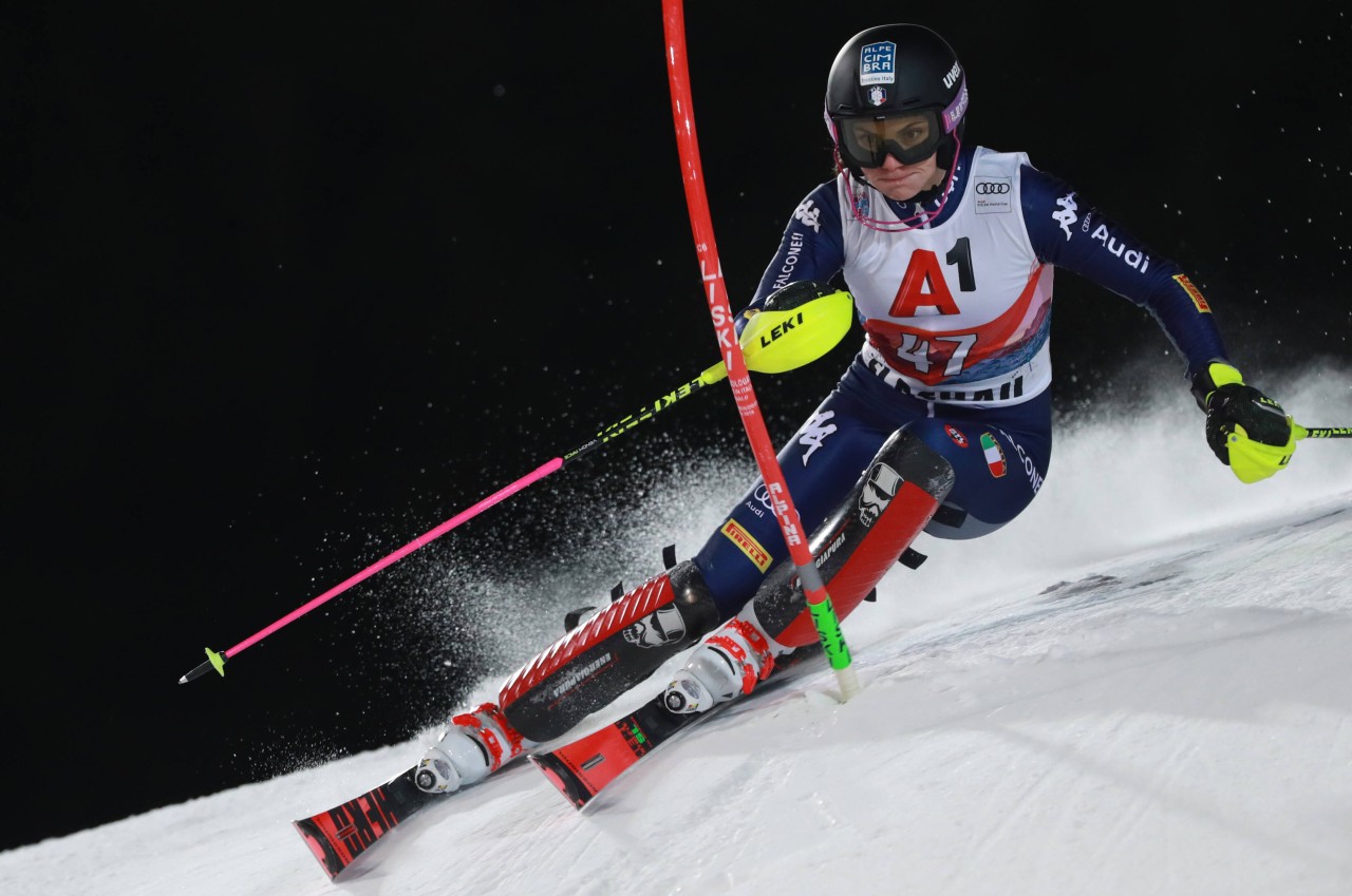 Aus Sicherheitsgründen ist der geplante Nachtslalom der alpinen Skirennfahrerinnen in Flachau verlegt worden. (Archivbild)