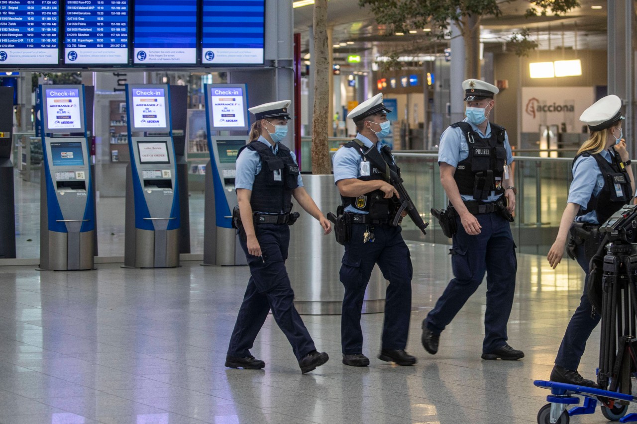 Am Flughafen Düsseldorf mussten Polizisten eine 60-jährige Passagierin festhalten. Sie war ausgerastet, nachdem ihr das Flughafenpersonal die Ausreise verweigerte. (Symbolbild)