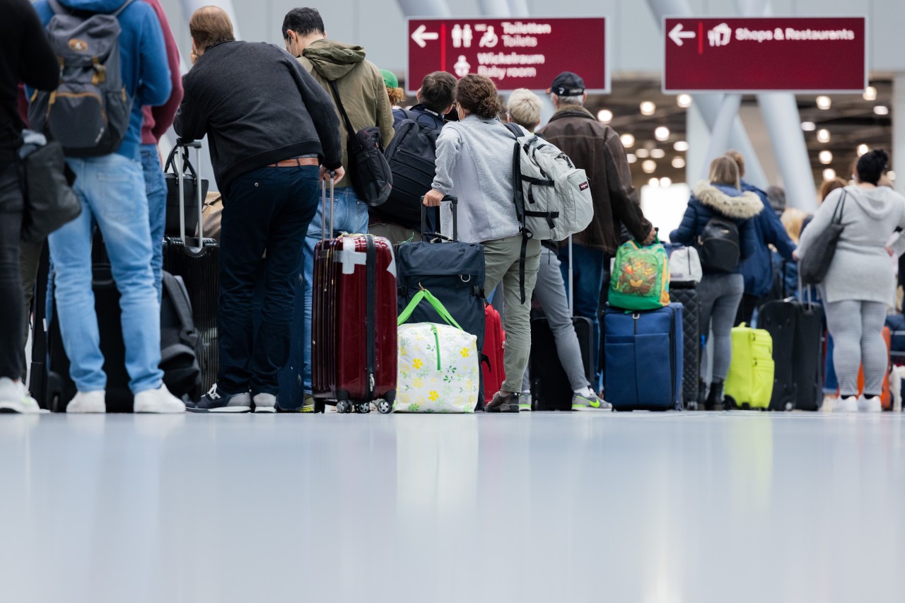 Am Flughafen Düsseldorf stehen sich die Leute die Beine in den Bauch. (Symbolbild)