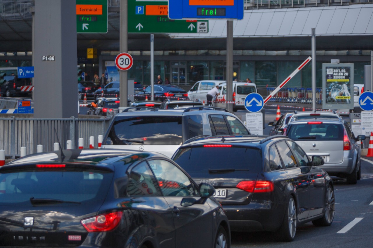 Flughafen Düsseldorf. Manche Besucherparken an einer sehr gefährlichen Stelle. (Symbolbild)