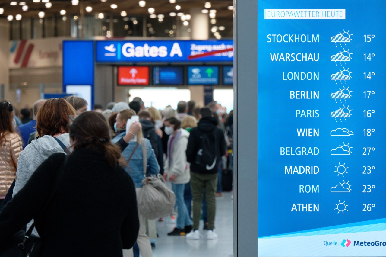 Am Flughafen Düsseldorf herrscht wieder reges Treiben. Und nun stehen die Sommerferien vor der Tür. (Archivbild)