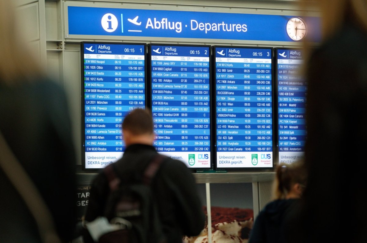 Flughafen Düsseldorf Anzeigetafel_Henning Kaiser dpa.jpg