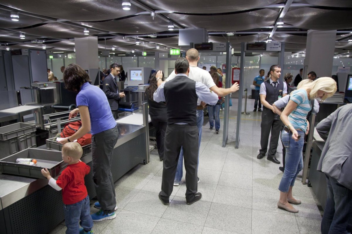 Flughafen Düsseldorf Kontrolle.jpg