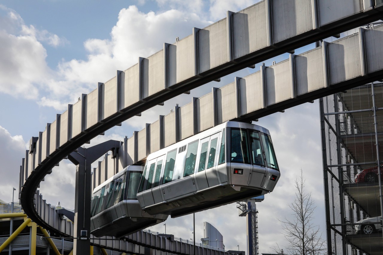 Am Flughafen Düsseldorf befördert der Skytrain die Reisenden zum Terminal. 