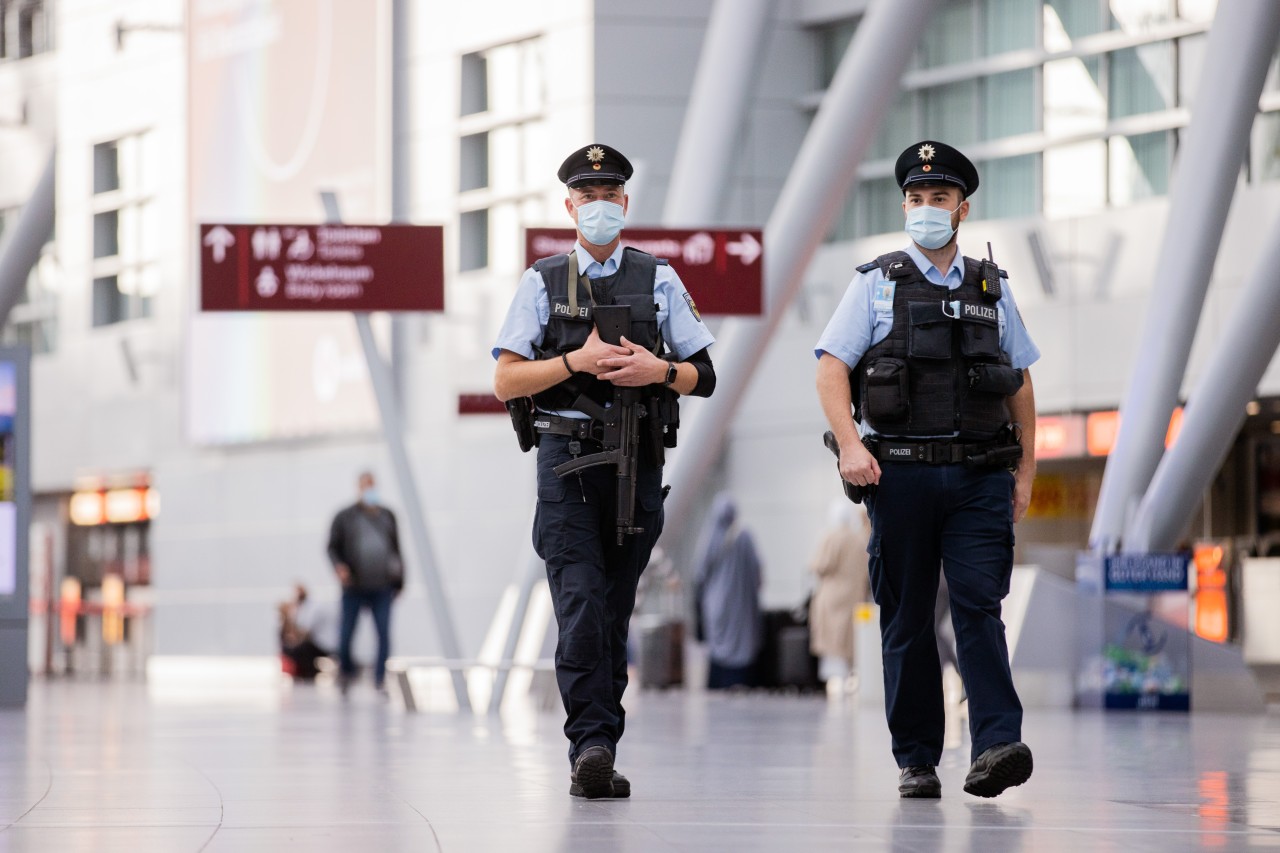 Flughafen Düsseldorf: Von seinem Urlaub in der Türkei ging es für einen Mann direkt in Haft. (Symbolbild)