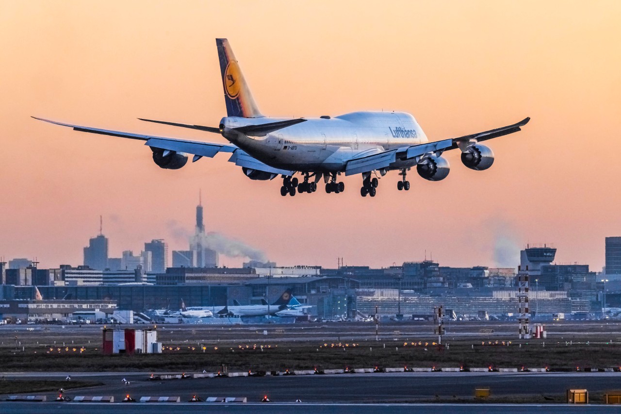 Flughafen Köln: Eine spontane Aktion der Mitarbeiter dürfte dem ein oder anderen die Tränen in die Augen treiben. (Symbolbild)