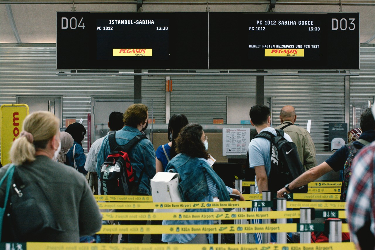 Am Flughafen Köln/Bonn wird es in den Sommerferien wieder trubelig. DAS musst zu vor deinem Abflug wissen. (Symbolbild)