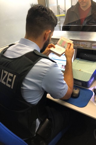 Ein Pakistani ist kurz nach der Passkontrolle durch die Bundespolizei in Gewahrsam genommen worden. (Symbolfoto)