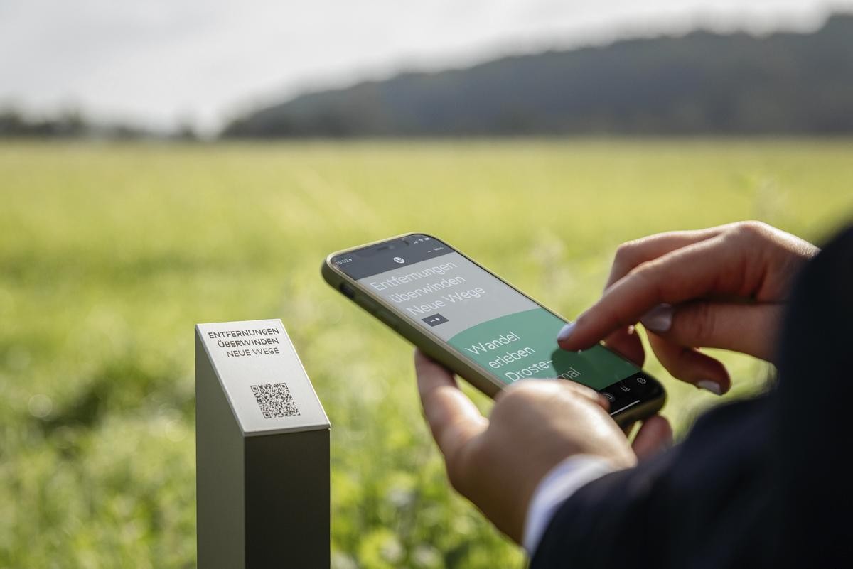 Für die Erkundung des Lyrikwegs gibt es auch eine kostenlose App. 