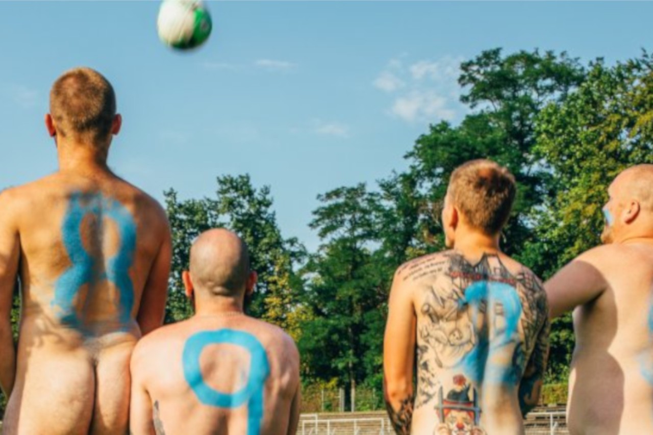 Fußball ohne Trikots, dafür mit viel Haut! 