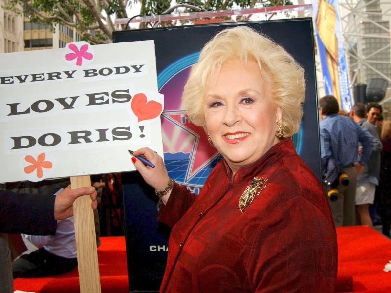 Die amerikanische Schauspielerin und fünffache Emmy-Preisträgerin Doris Roberts ist am 19. April im Alter von 90 Jahren friedlich eingeschlafen. Sie wurde vor allem durch ihre Rolle der nervigen Schwiegermutter in der langjährigen Sitcom „Alle lieben Raymond“ über die chaotische Familie des Sportjournalisten Ray Barone (Ray Romano) bekannt.