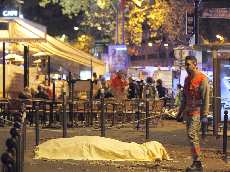 Die Attentäter schießen auf Besucher von Restaurants und Passanten.