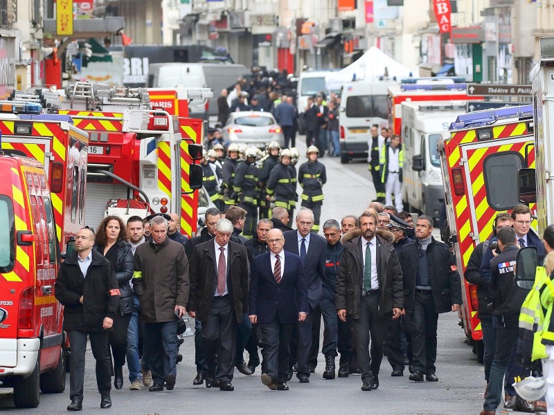 Nach sieben Stunden ist der Anti-Terror-Einsatz beendet. Frankreichs Innenminister Bernard Cazeneuve kommt zum Einsatz-Ort in Saint-Denis.