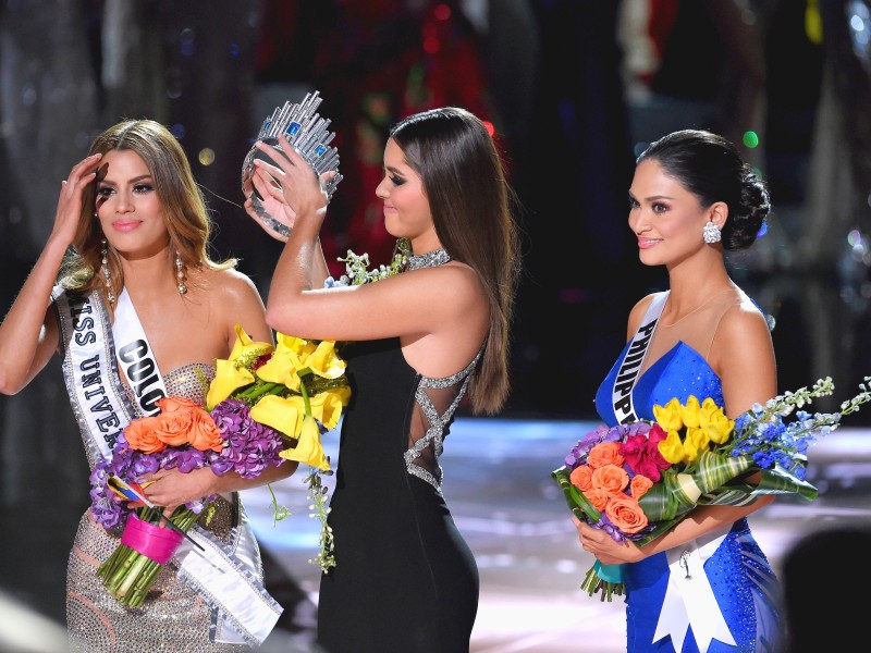 Genau! Die arme Miss Kolumbien muss die Krone wieder hergeben. Paulina Vega, Miss Universe 2014, hatte die undankbare Aufgabe, Ariadna Gutierrez...