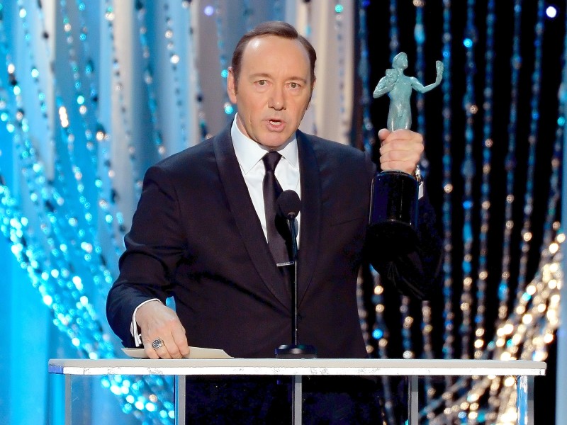 Kevin Spacey bekam die Trophäe als bester männlicher Darsteller in einer TV-Serie verliehen. Seine Leistung in „House of Cards“ überzeugte die Jury.