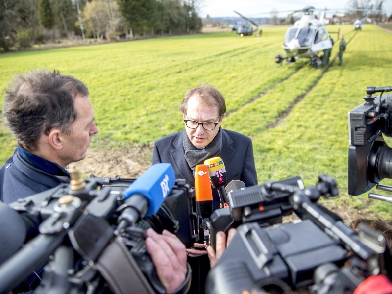 Bundesverkehrsminister Alexander Dobrindt (CSU) gab nahe der Unglücksstelle ein Interview. Er sei in Gedanken bei den Opfern. Es handele sich um eine schreckliche Katastrophe. 