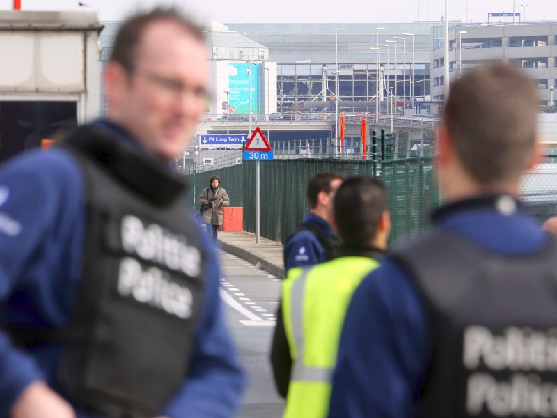 Polizisten und Soldaten ...