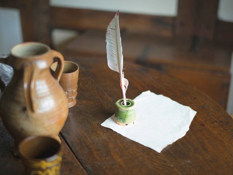 Diese Aufnahme zeigt Feder und Tinte in Shakespeares Geburtshaus – ein Symbol für seine Worte und damit die Werke, in denen der Dichter weiterlebt. 