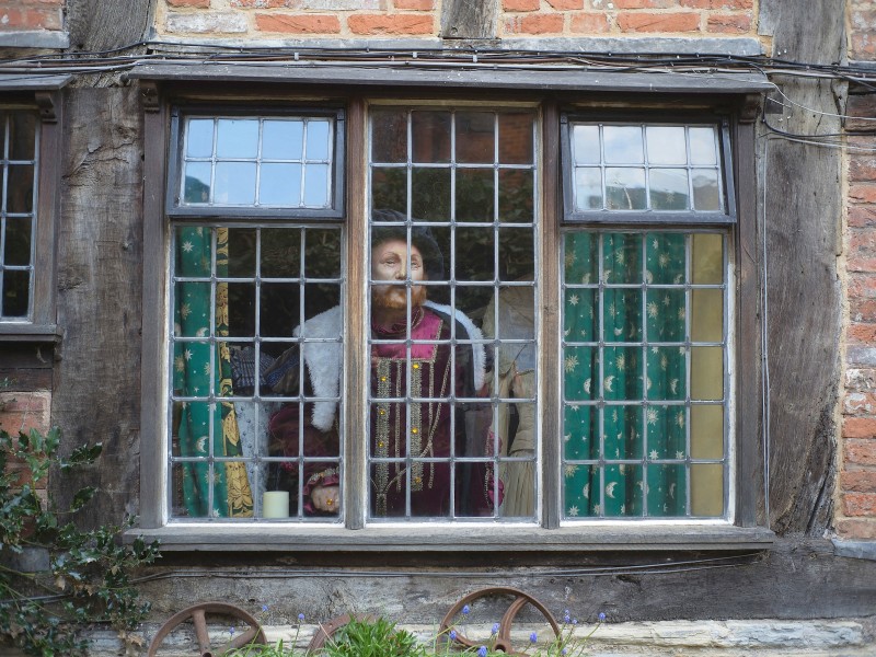 Eine Figur im Fenster soll die alte Zeit wiederaufleben lassen. Am Geburts- und Todestag plant die Stadt eine ganze Reihe von speziellen Veranstaltungen und Würdigungen.  