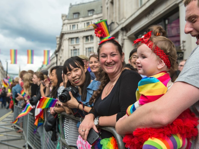 Ein kleines Kind schaute beim Christopher Street Day in London zu.