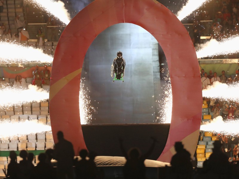 Aaron Fotheringham zeigte, was auch mit Rollstuhl möglich ist. Der US-Amerikaner ließ sich im Maracanã eine 17 Meter hohe Rampe herunterrollen und sprang durch einen mit Feuerwerk erleuchteten Ring. 