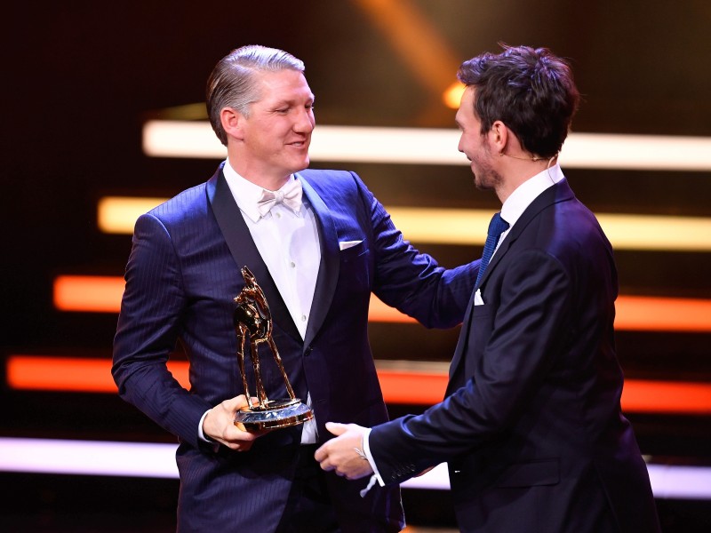 Bastian Schweinsteiger bekam von einem guten Freund den Preis überreicht: Skifahrer Felix Neureuther. Der Fußballer erhielt den Ehren-Bambi.