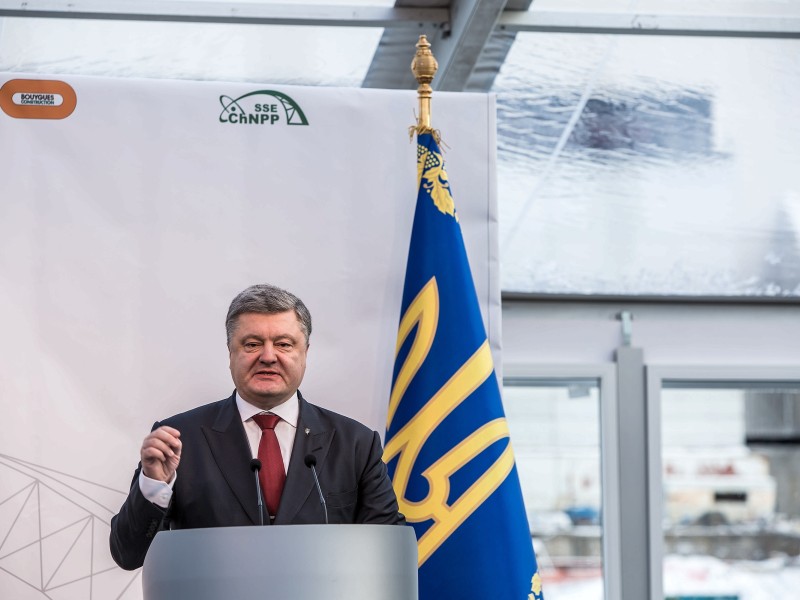 Am 29. November weihte der ukrainische Präsident Petro Poroschenko den neuen Sarkophag bei einem Festakt ein. „Vergleichen Sie das Objekt hinter mir mit dem Eiffelturm oder der Freiheitsstatue“, betonte Poroschenko. „Das ist die größte bewegliche Konstruktion, die jemals von der Menschheit gebaut wurde.“ 