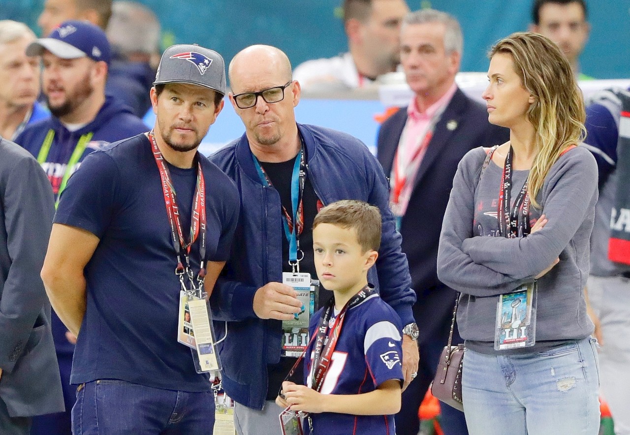 Mark Wahlberg (l.) beim Super Bowl. 