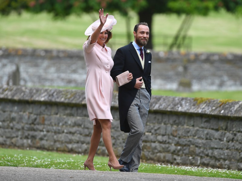 Carole Middleton, Pippas Mutter, und Bruder James Middleton kommen an der Kirche an.