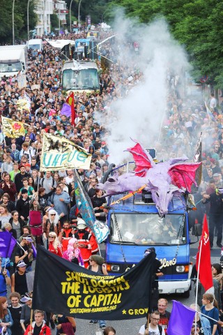 In dem Zug rollten rund ein Dutzend mit Transparenten geschmückte Motiv- und Musikwagen mit. Zwischenfälle gab es nach Polizeiangaben während der stundenlangen Demonstration nicht.