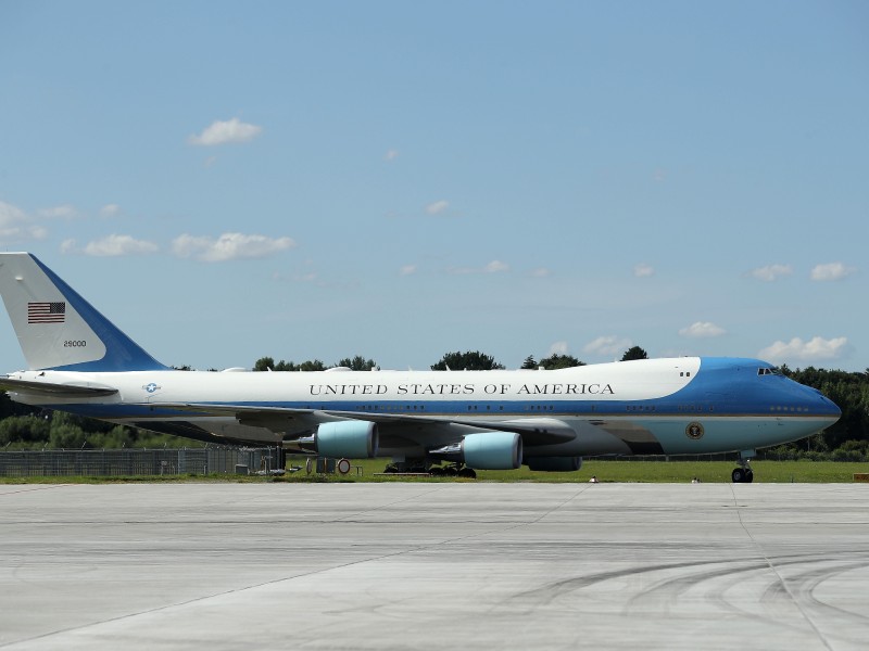 Die Air Force One landete bei strahlendem Sonnenschein auf dem Hamburger Flughafen Fuhlsbüttel. 